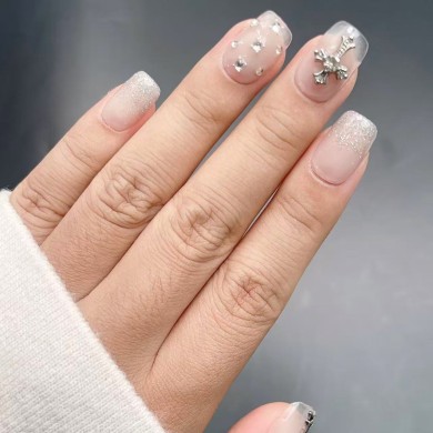 Croix argentée éclatante