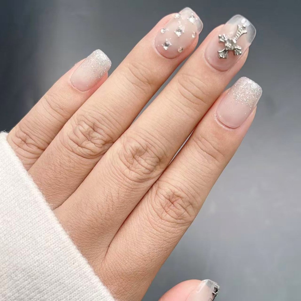 Croix argentée éclatante