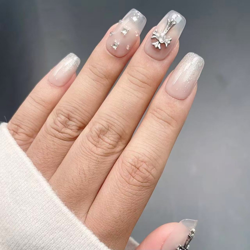 Croix argentée éclatante