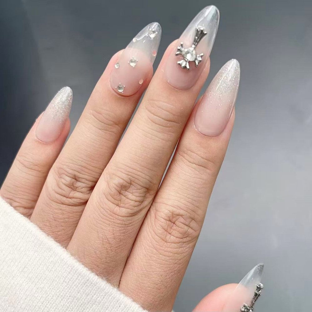 Croix argentée éclatante