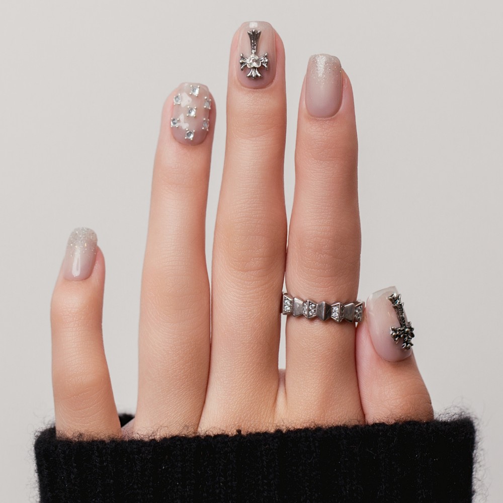 Croix argentée éclatante