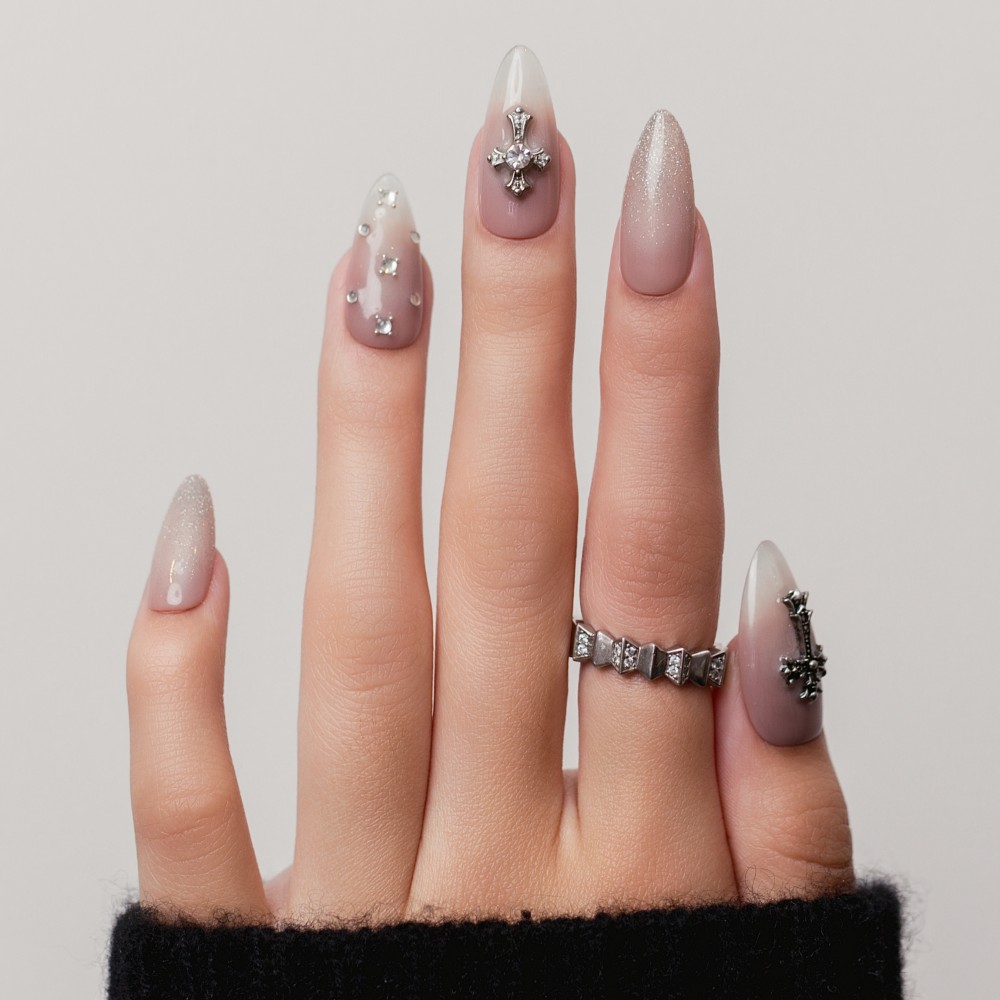 Croix argentée éclatante