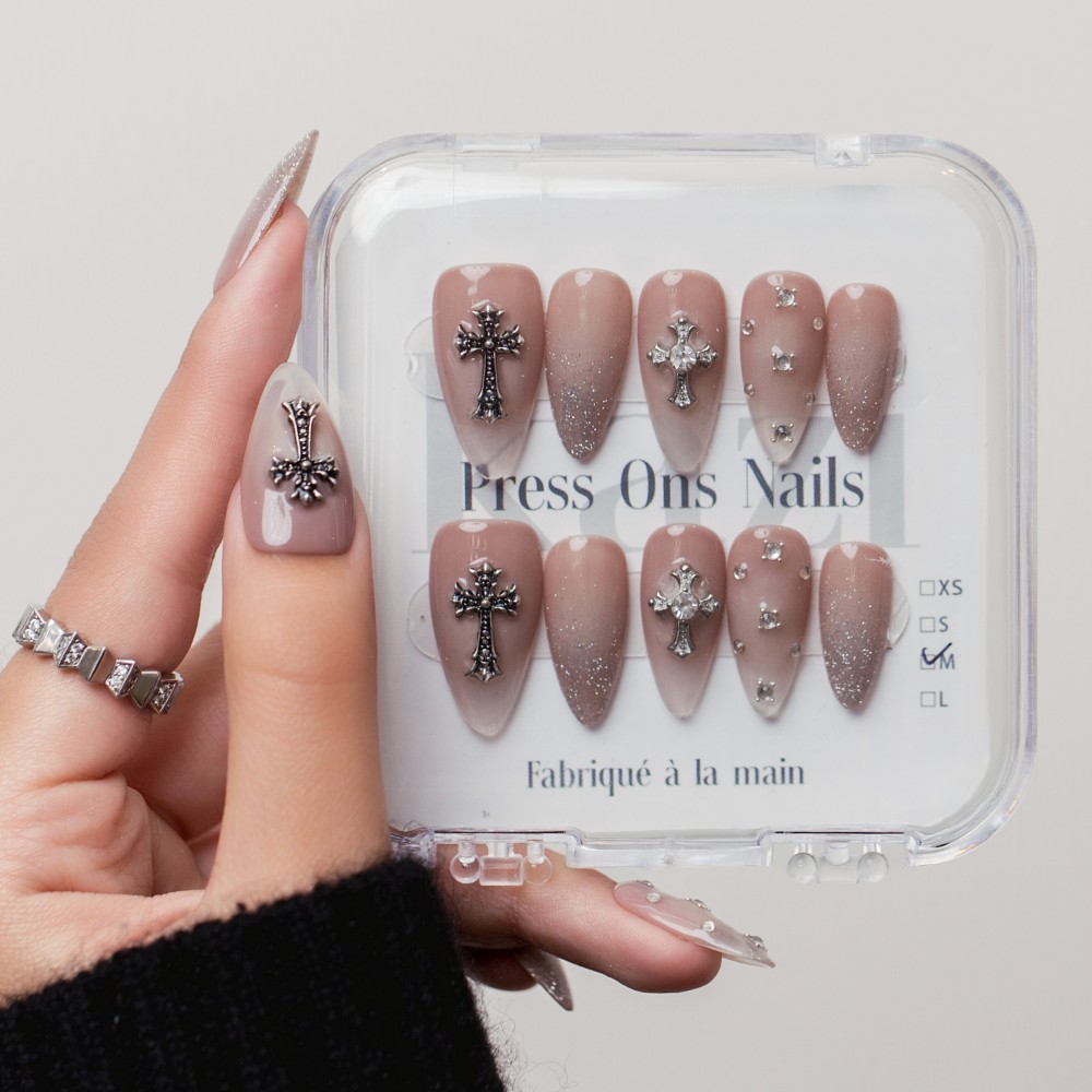 Croix argentée éclatante