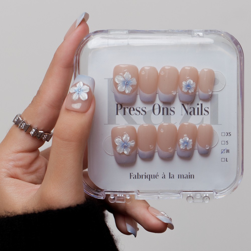 Faux ongles press-on French bleue fleurie – Fleur d’Azur | Kazinails