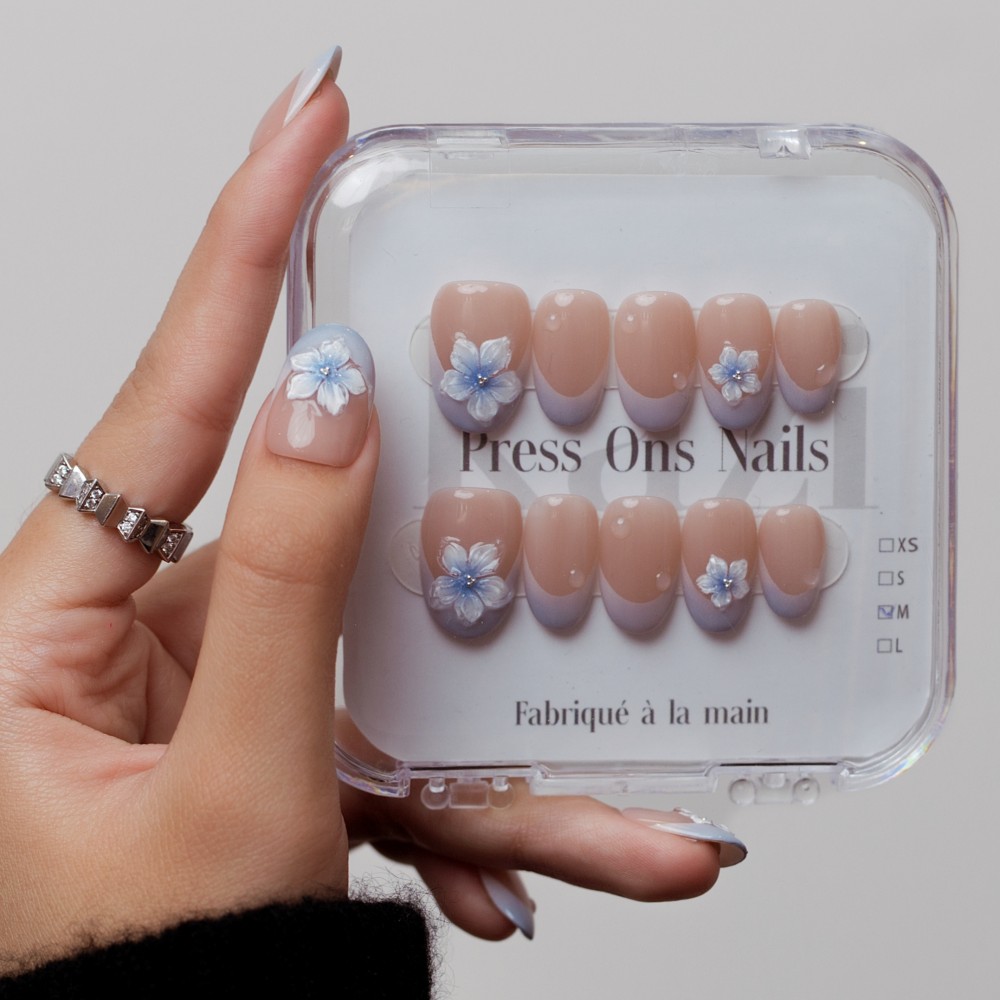 Faux ongles press-on French bleue fleurie – Fleur d’Azur | Kazinails