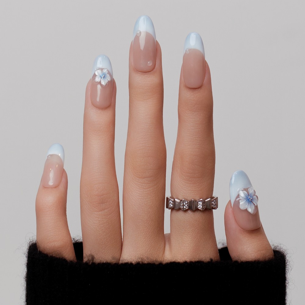 Faux ongles press-on French bleue fleurie – Fleur d’Azur | Kazinails