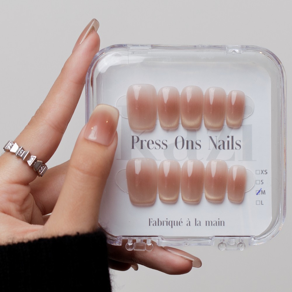 Kazinails – Coup d’Or : Ongles Press-On Nude Naturel avec Pointe Dorée | Fait Main