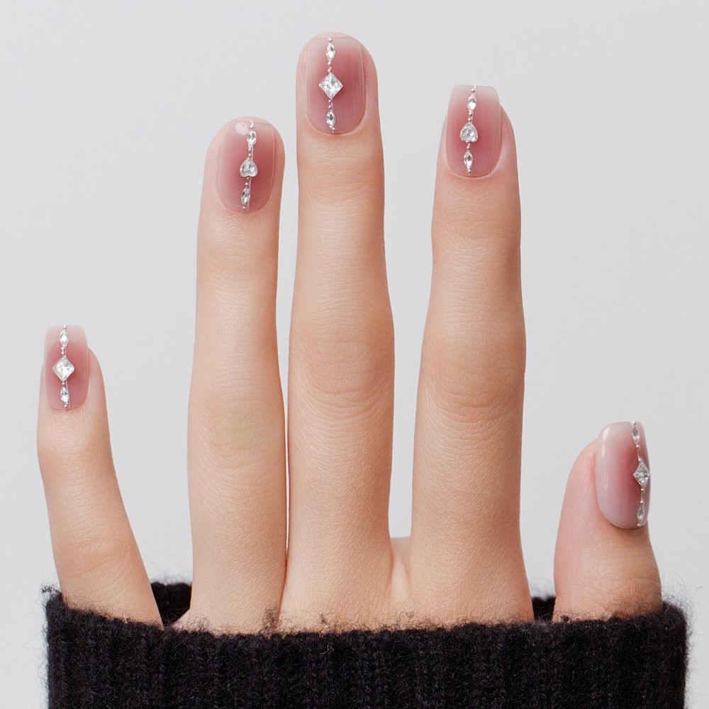 Kazinails Fil D’Amour – Faux Ongles Roses Romantiques avec Détails Argentés