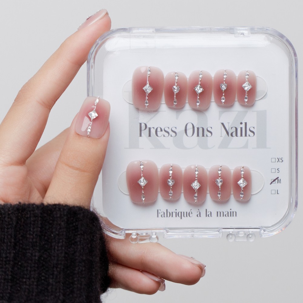 Kazinails Fil D’Amour – Faux Ongles Roses Romantiques avec Détails Argentés