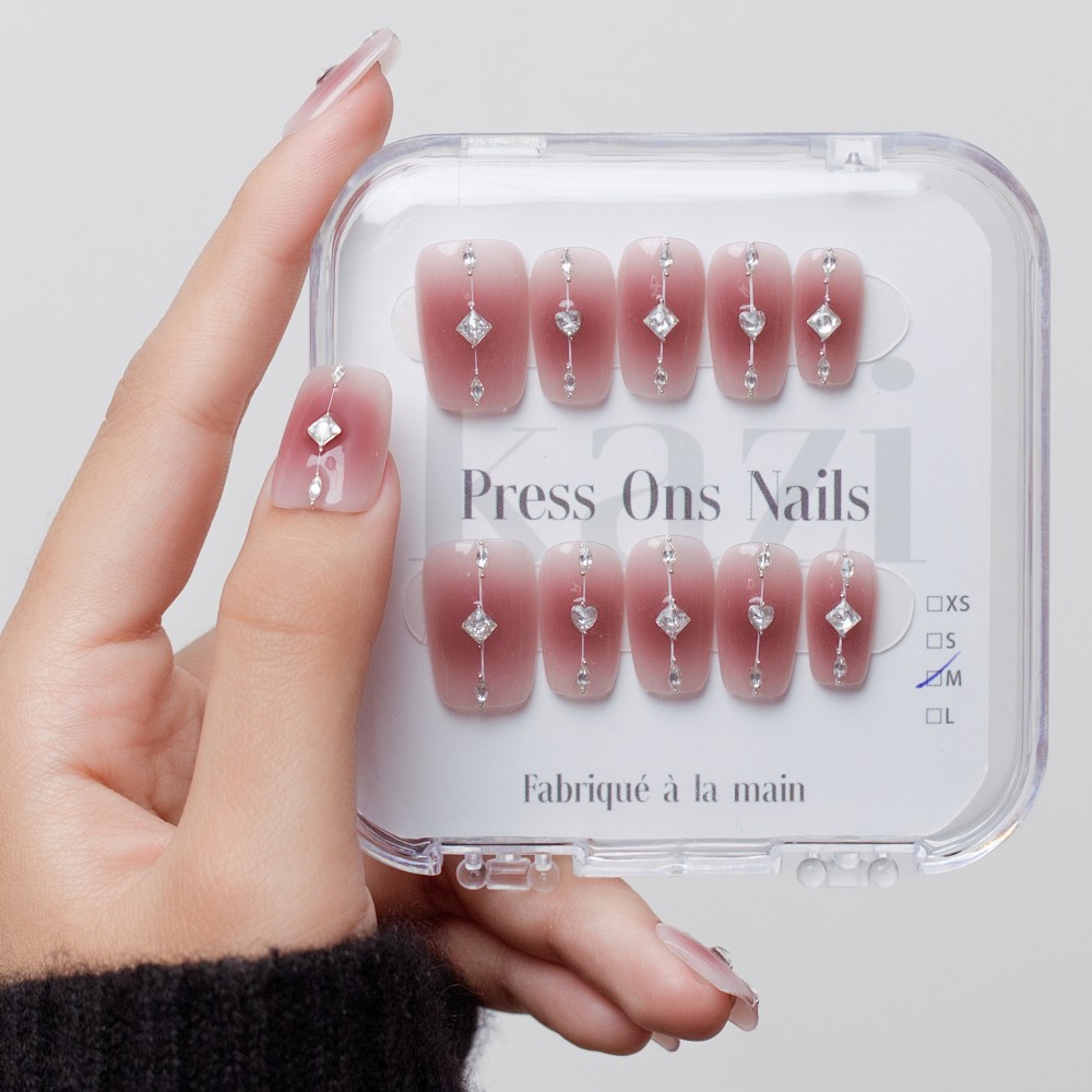 Kazinails Fil D’Amour – Faux Ongles Roses Romantiques avec Détails Argentés