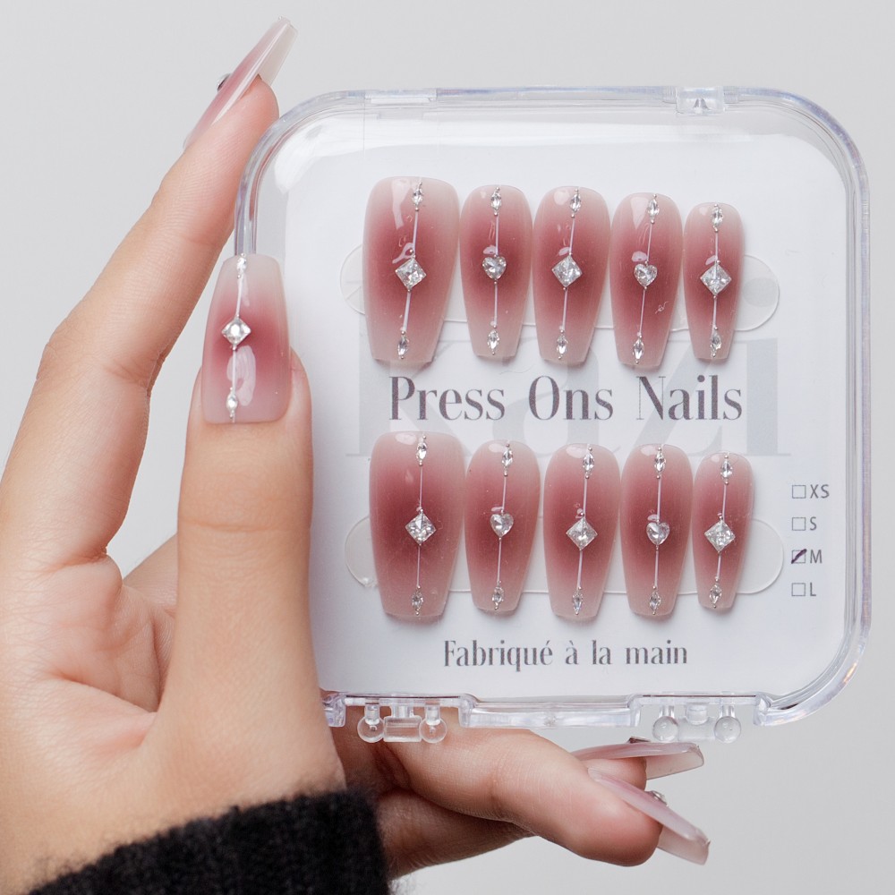 Kazinails Fil D’Amour – Faux Ongles Roses Romantiques avec Détails Argentés