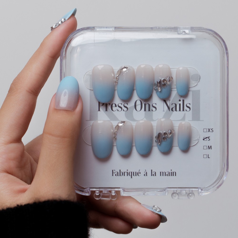 Faux Ongles Galerie Samsung | Élégance Bleutée avec Strass