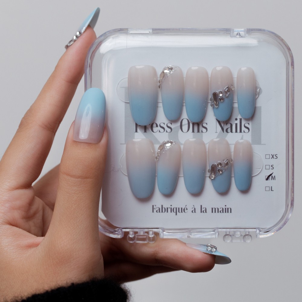 Faux Ongles Galerie Samsung | Élégance Bleutée avec Strass