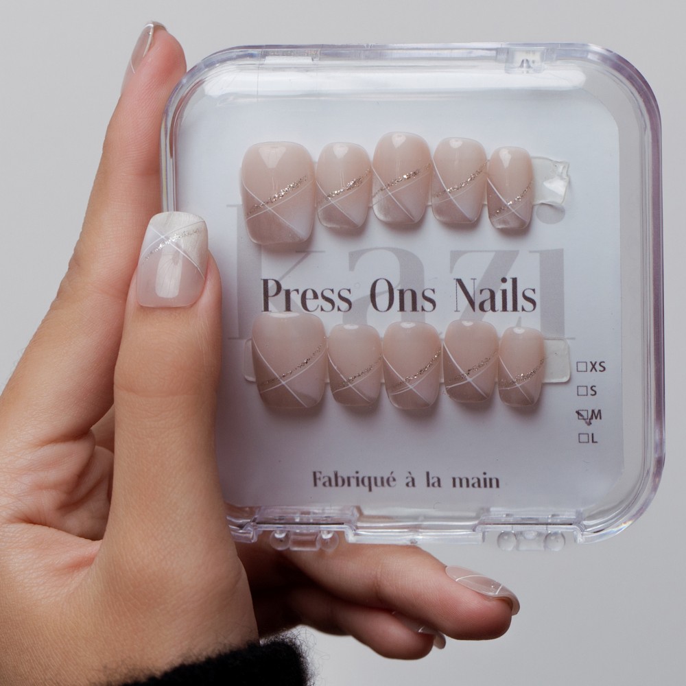 Faux Ongles Rive Gauche Élégance Minimaliste par le chic parisien