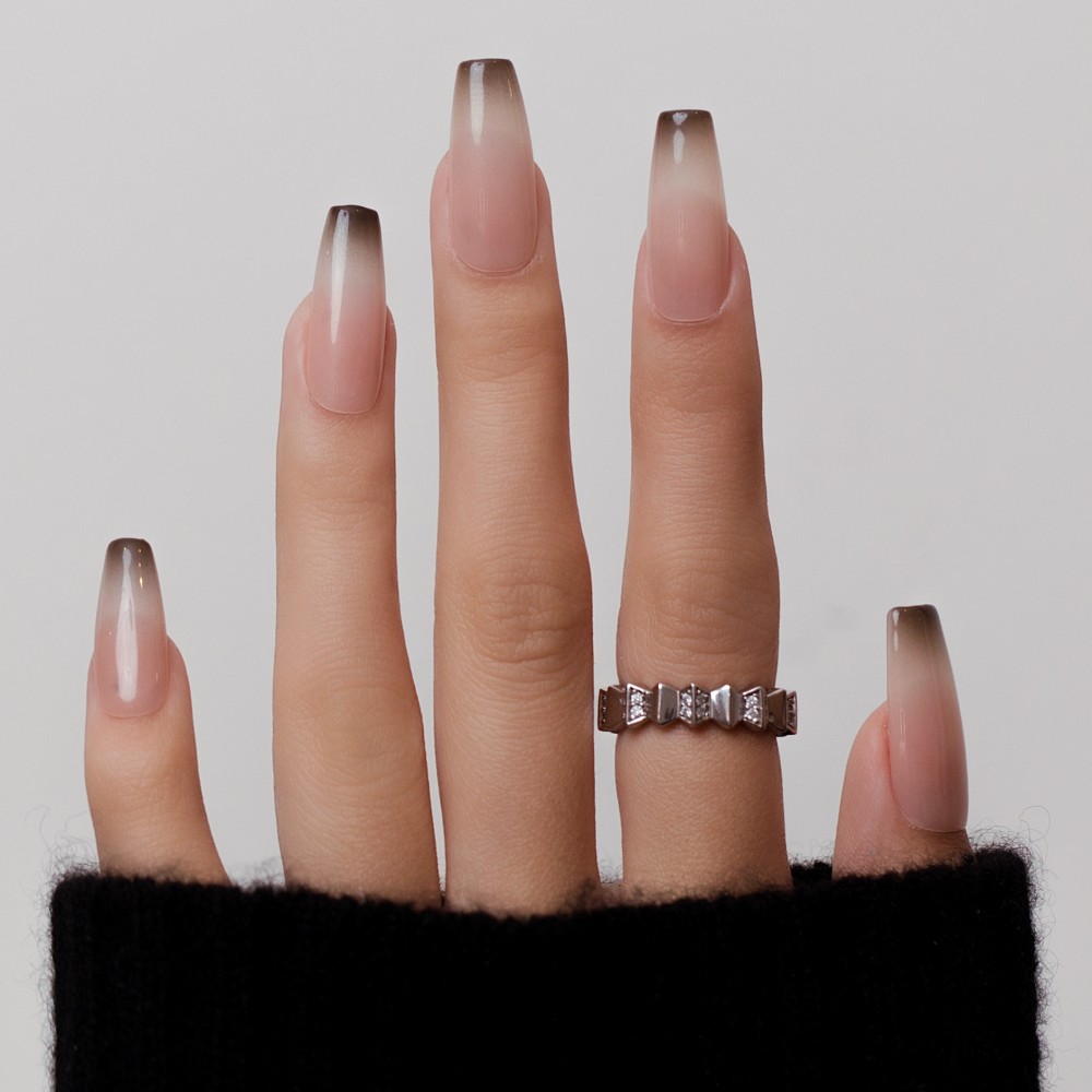 Faux Ongles Cool Babe: Dégradé Élégant avec Une Touche Métallique Chic
