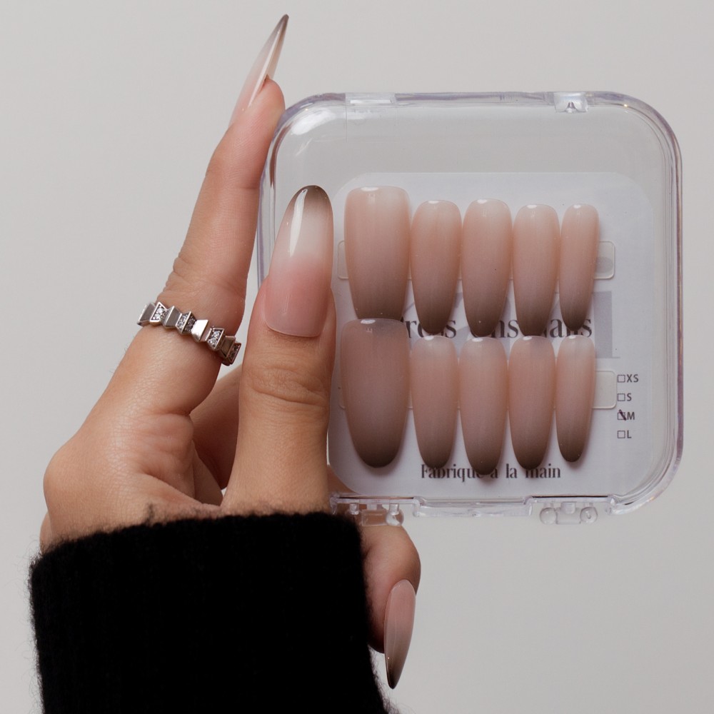 Faux Ongles Cool Babe: Dégradé Élégant avec Une Touche Métallique Chic