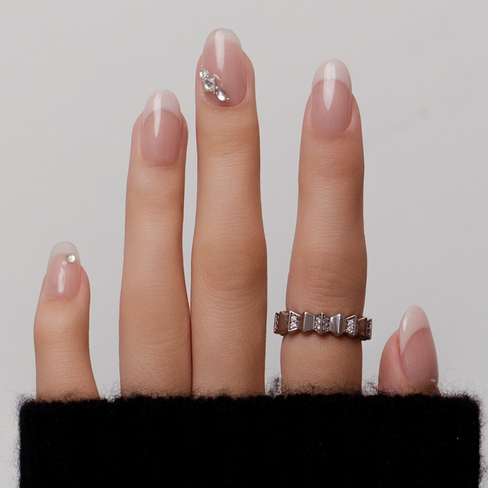 Faux Ongles Crush : French Manucure Élégante avec Accents Glamour