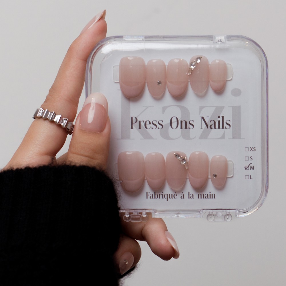 Faux Ongles Crush : French Manucure Élégante avec Accents Glamour