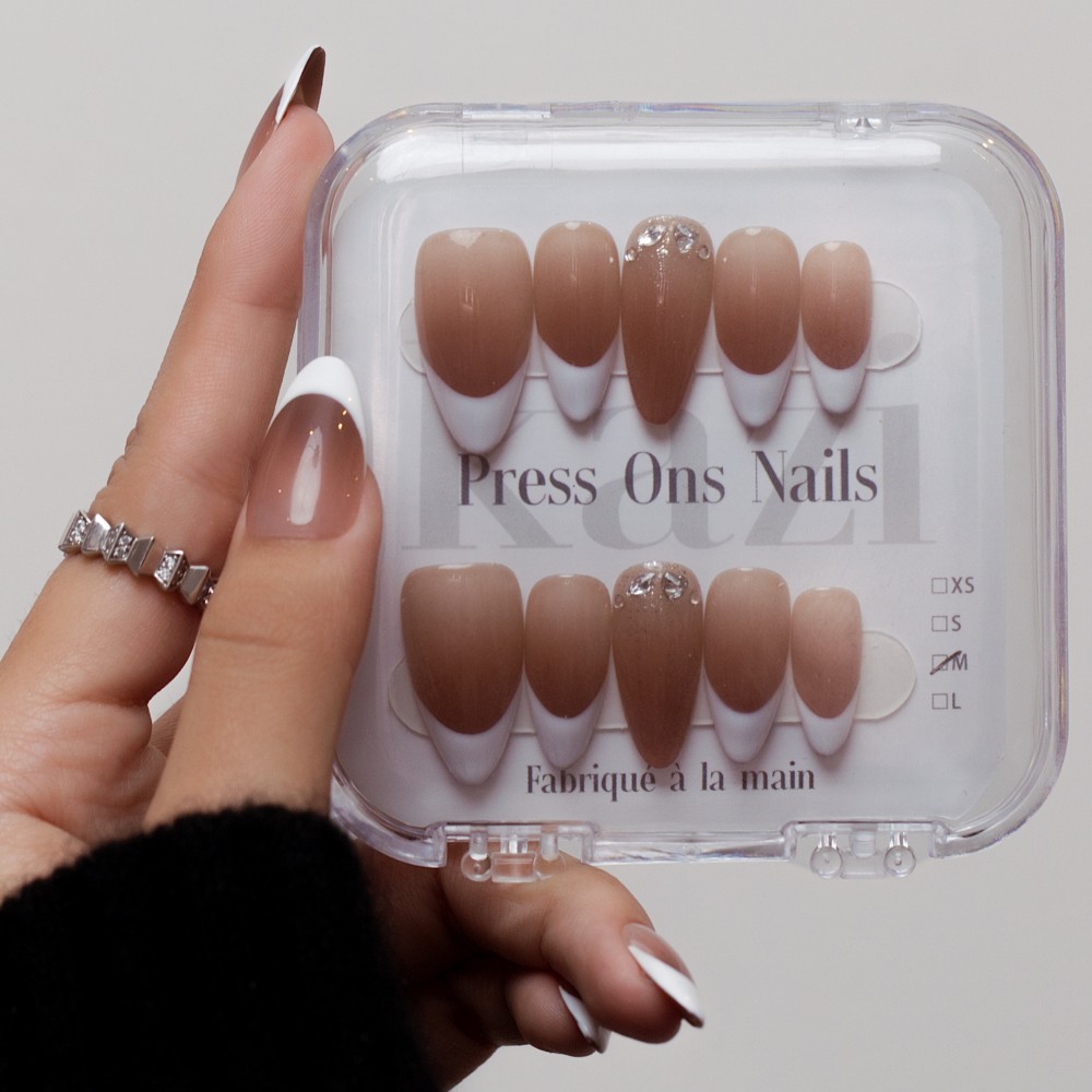 Faux Ongles Isabella: French Manucure Classique avec une Touche Moderne