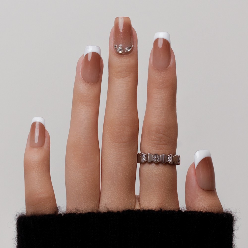 Faux Ongles Isabella: French Manucure Classique avec une Touche Moderne