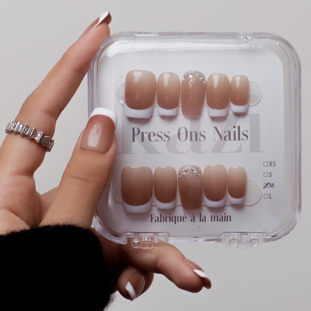 Faux Ongles Isabella: French Manucure Classique avec une Touche Moderne