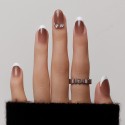 Faux Ongles Isabella: French Manucure Classique avec une Touche Moderne