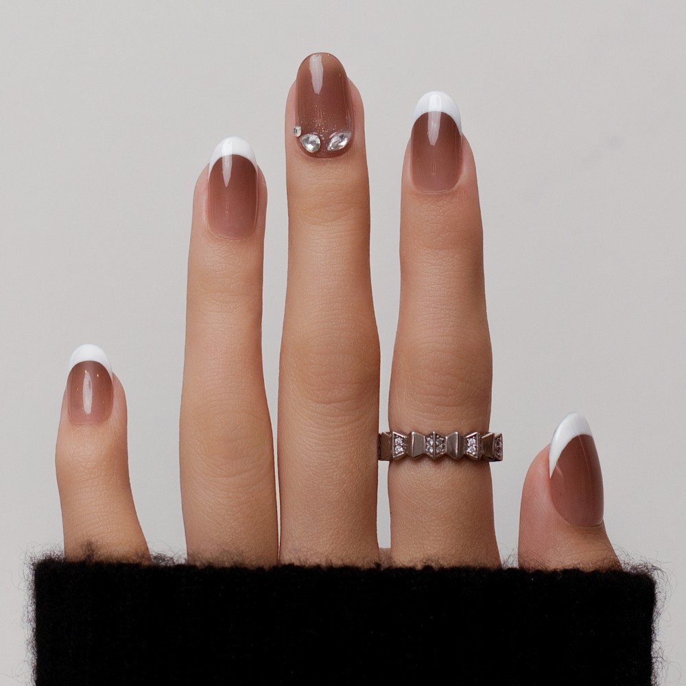 Faux Ongles Isabella: French Manucure Classique avec une Touche Moderne
