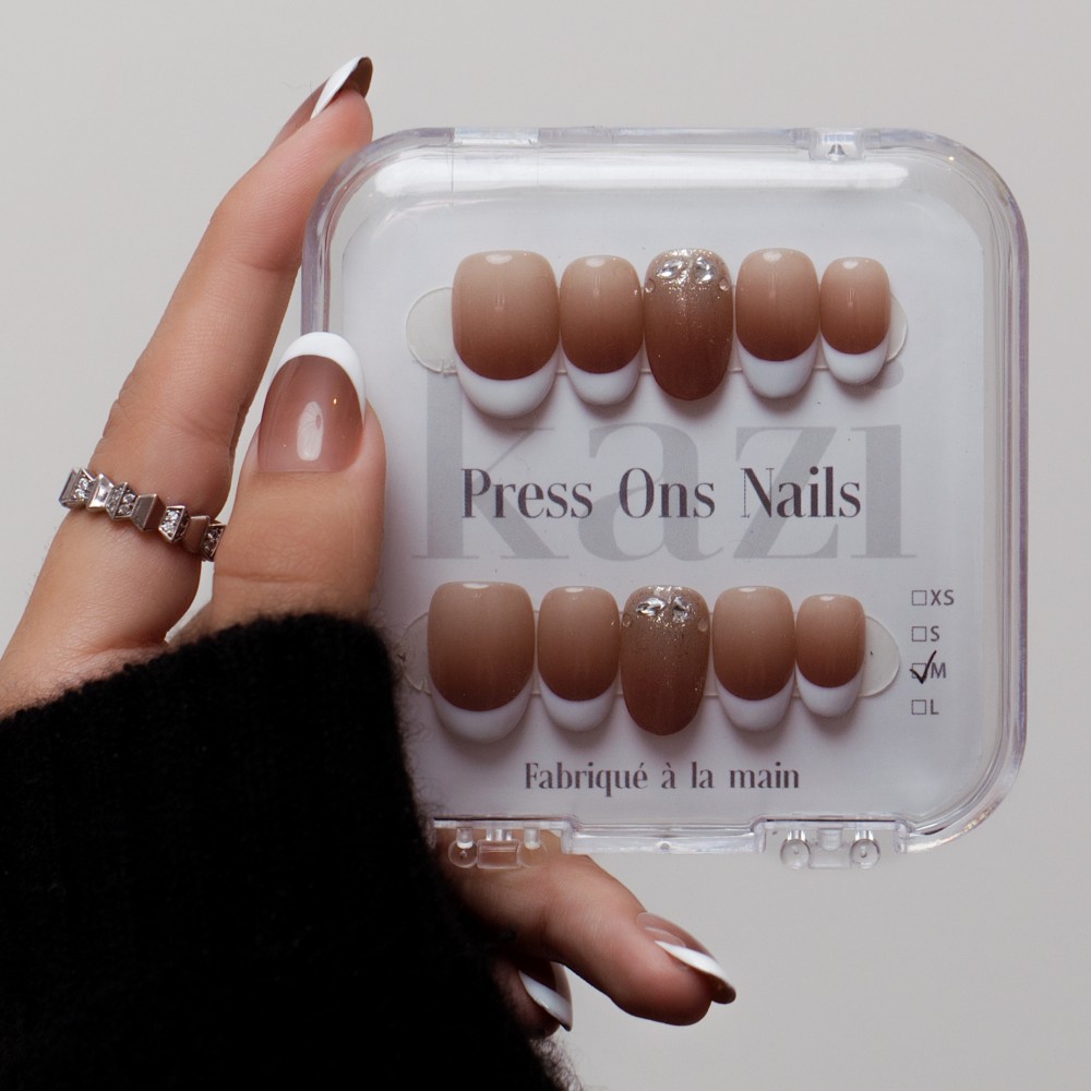 Faux Ongles Isabella: French Manucure Classique avec une Touche Moderne