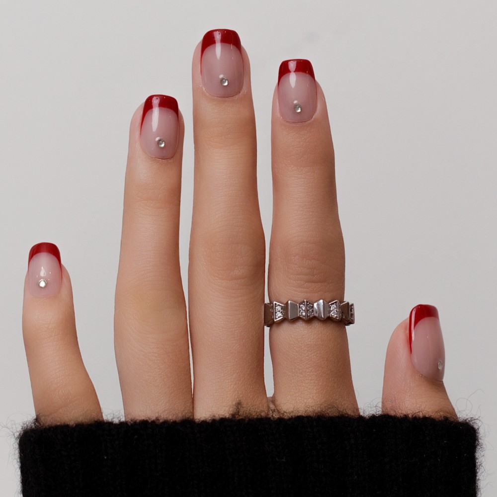 Faux Ongles Mon Louboutin : Pointe Rouge Audacieuse avec Accents Cristallins