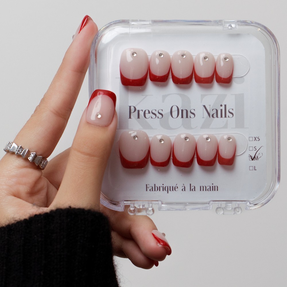 Faux Ongles Mon Louboutin : Pointe Rouge Audacieuse avec Accents Cristallins