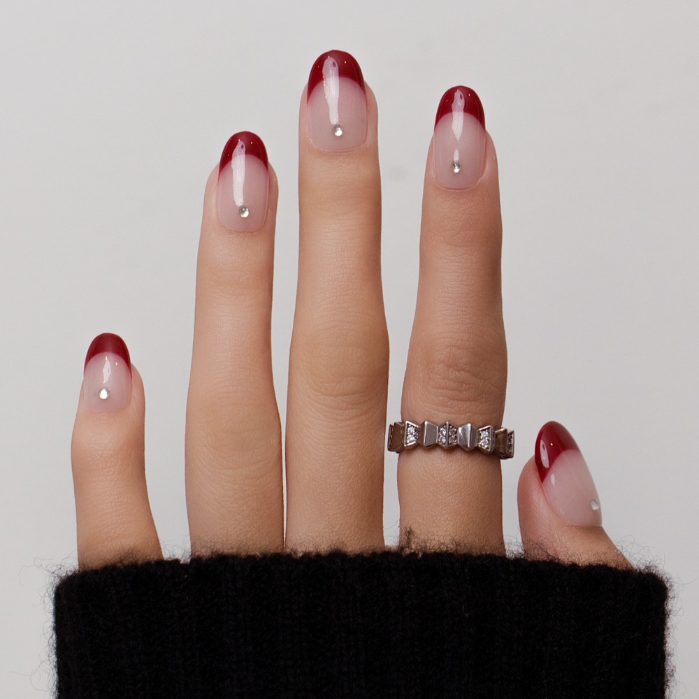 Faux Ongles Mon Louboutin : Pointe Rouge Audacieuse avec Accents Cristallins