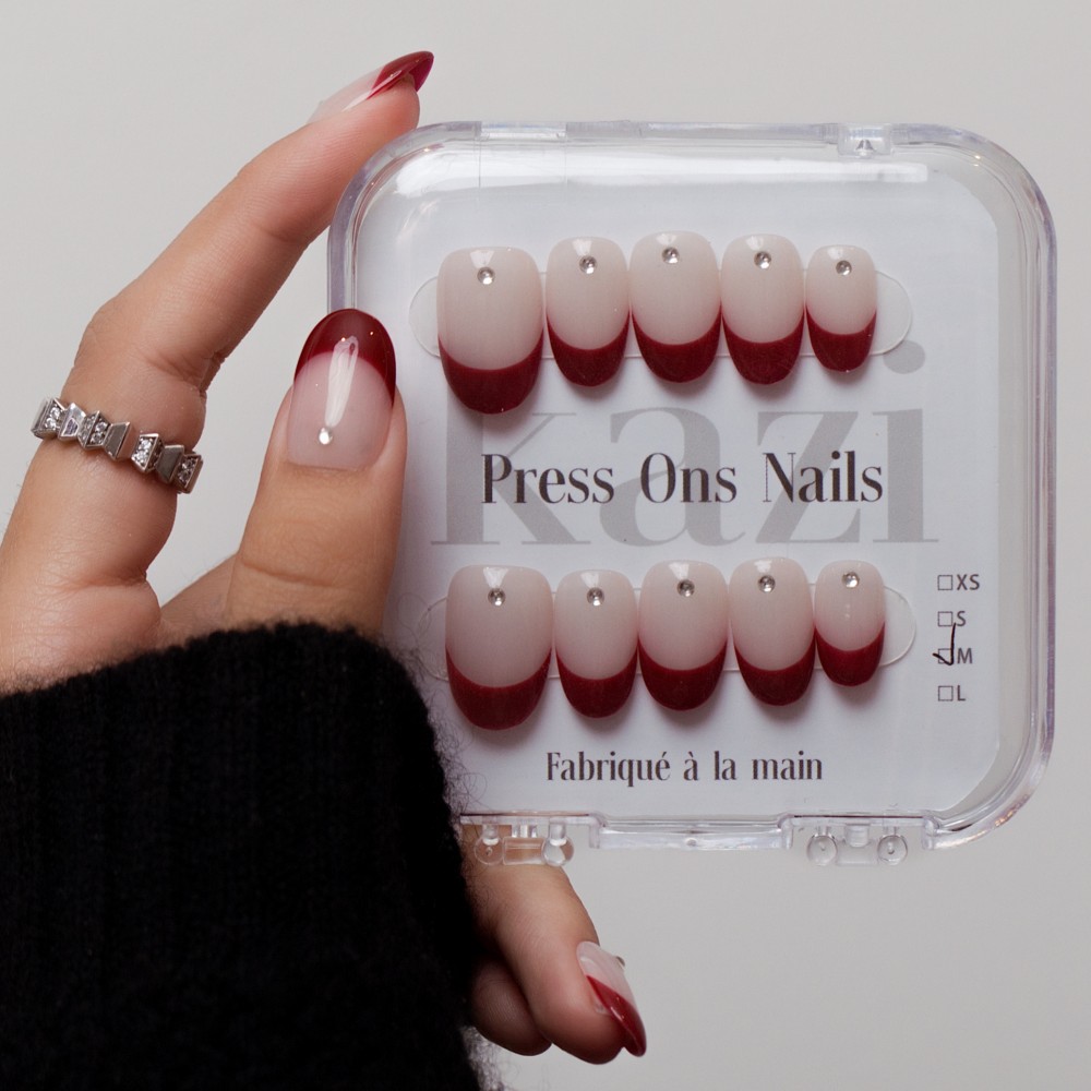 Faux Ongles Mon Louboutin : Pointe Rouge Audacieuse avec Accents Cristallins
