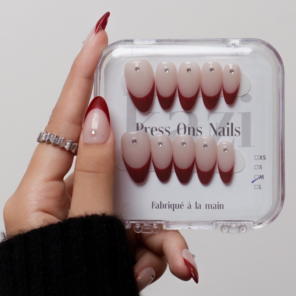 Faux Ongles Mon Louboutin : Pointe Rouge Audacieuse avec Accents Cristallins