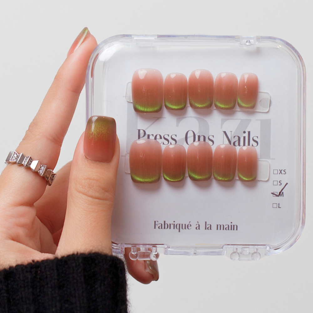 Faux ongles press-on dorés Bobo – dégradé transparent | Kazinails