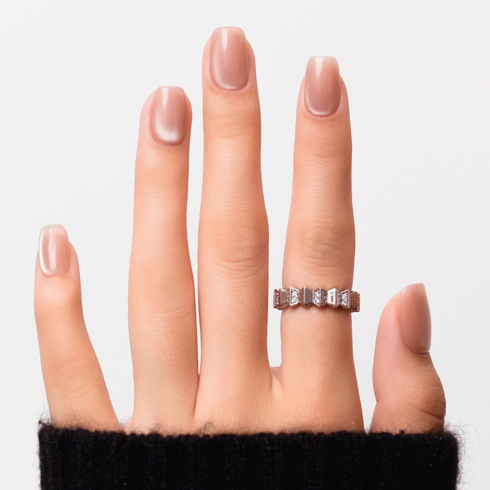 Press on nails Gossip Girl  Kazinails : Achieve a natural and chic manicure quickly
