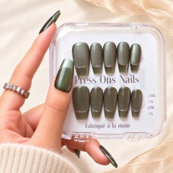 Jade – coffret de 10 faux ongles vert cat eye, Ballerine Long, tenu en main