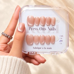 Gossip Girl – press-on nails nude rosé cat eye – Carrée Courte – coffret en main