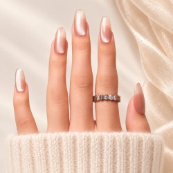Gossip Girl – press-on nails nude rosé cat eye – Ovale Moyen – vue portée