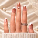 Faux Ongles Isabella: French Manucure Classique avec une Touche Moderne