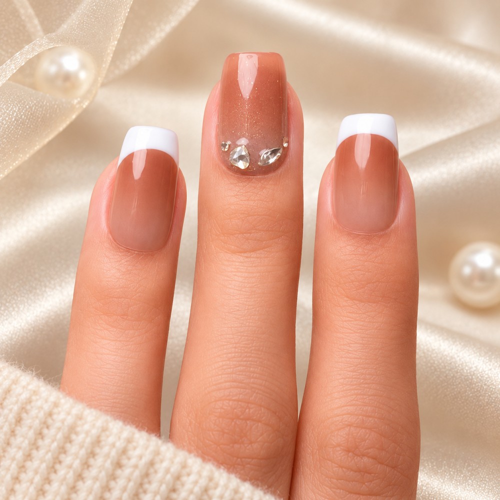 Faux Ongles Isabella: French Manucure Classique avec une Touche Moderne