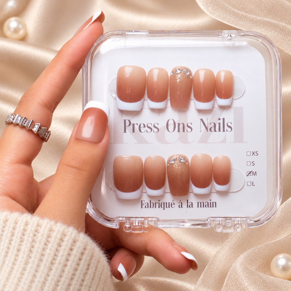 Faux Ongles Isabella: French Manucure Classique avec une Touche Moderne