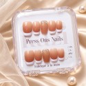 Faux Ongles Isabella: French Manucure Classique avec une Touche Moderne