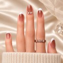Faux Ongles Isabella: French Manucure Classique avec une Touche Moderne