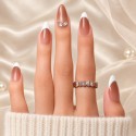 Faux Ongles Isabella: French Manucure Classique avec une Touche Moderne