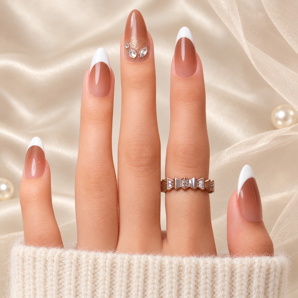 Faux Ongles Isabella: French Manucure Classique avec une Touche Moderne