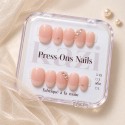 Faux Ongles Crush : French Manucure Élégante avec Accents Glamour