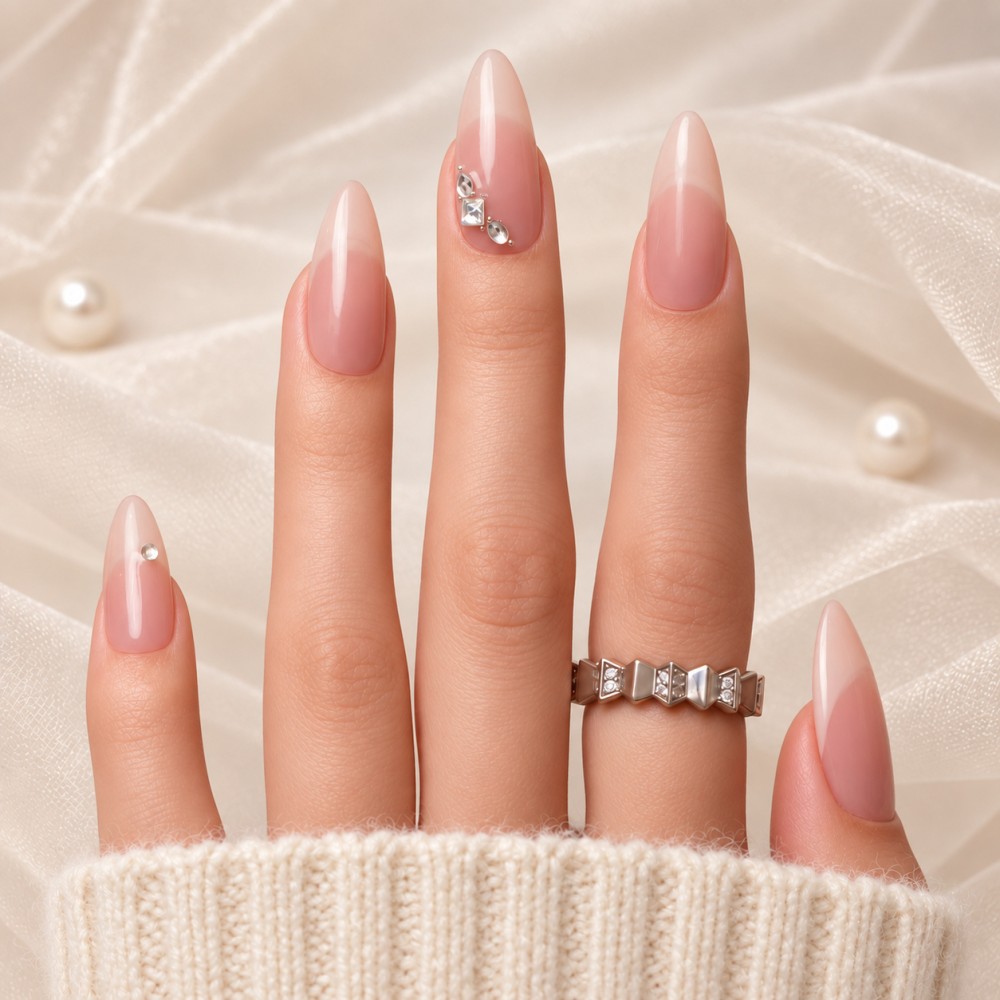 Faux Ongles Crush : French Manucure Élégante avec Accents Glamour