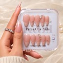 Faux Ongles Crush : French Manucure Élégante avec Accents Glamour