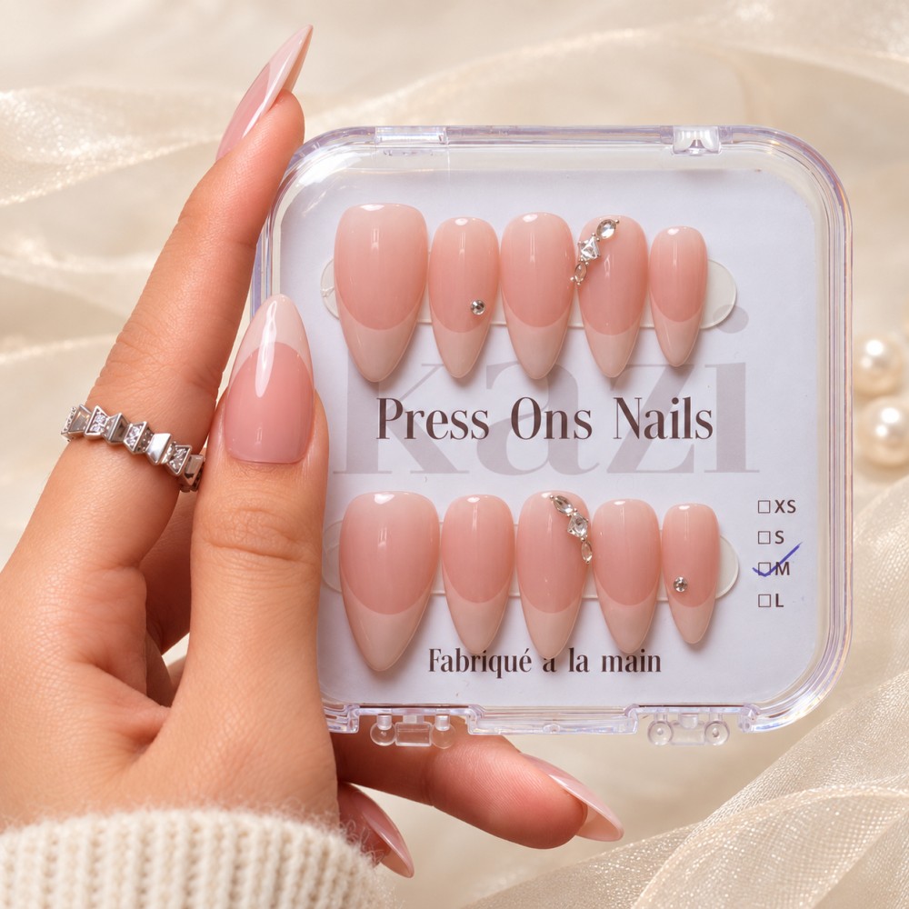 Faux Ongles Crush : French Manucure Élégante avec Accents Glamour