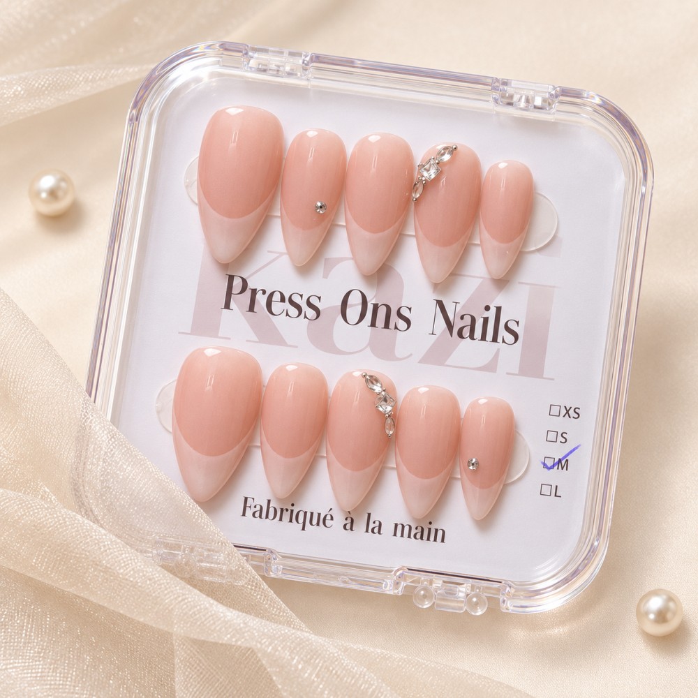 Faux Ongles Crush : French Manucure Élégante avec Accents Glamour